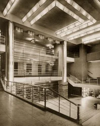 Escalier de hall et balcon grillagé du Théâtre Pigalle, années 1920